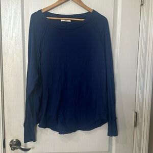 Zenana  Sz M navy  long sleeve top crewneck